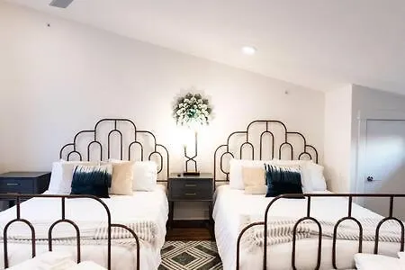 Luxury Hillsboro Village Rooftop Retreat Sleep 12 W Chef S Kitchen Smart Tvs & Garage Walk To Vanderbilt Pancake Pantry & Boutique Shopping Minutes To Broadway 12 South & The Parthenon 24 7 Hospitality *