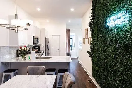 Luxury Hillsboro Village Rooftop Retreat Sleep 12 W Chef S Kitchen Smart Tvs & Garage Walk To Vanderbilt Pancake Pantry & Boutique Shopping Minutes To Broadway 12 South & The Parthenon 24 7 Hospitality *