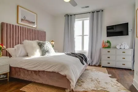 Holiday home Luxury Hillsboro Village Rooftop Retreat Sleep 12 W Chef S Kitchen Smart Tvs & Garage Walk To Vanderbilt Pancake Pantry & Boutique Shopping Minutes To Broadway 12 South & The Parthenon 24 7 Hospitality *
