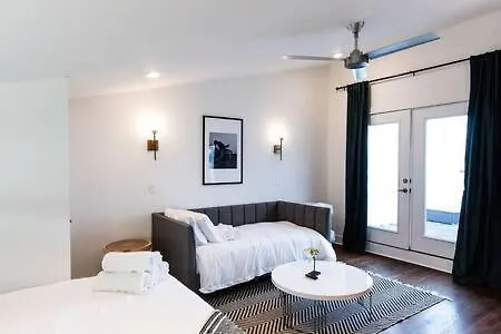 Hillsboro Village Retreat Garage Rooftop Deck Sleeps 12 Sophisticated Open Living & Gourmet Kitchen Smart Tvs Pet-friendly W Private Garage Walk To Vanderbilt Minutes To 12 South & Broadway 24 7 Hospitality Holiday home Nashville