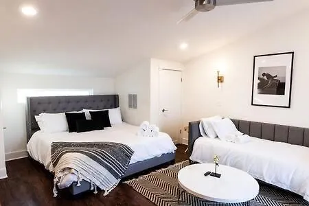 Hillsboro Village Retreat Garage Rooftop Deck Sleeps 12 Sophisticated Open Living & Gourmet Kitchen Smart Tvs Pet-friendly W Private Garage Walk To Vanderbilt Minutes To 12 South & Broadway 24 7 Hospitality * Nashville