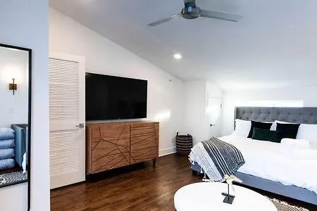 Hillsboro Village Retreat Garage Rooftop Deck Sleeps 12 Sophisticated Open Living & Gourmet Kitchen Smart Tvs Pet-friendly W Private Garage Walk To Vanderbilt Minutes To 12 South & Broadway 24 7 Hospitality Holiday home *