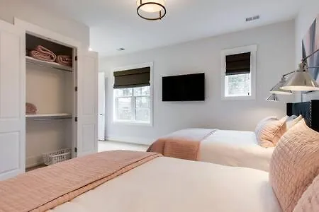 Holiday home Chic Vandy With Garage - 3 Miles To Broadway *