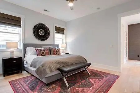 Holiday home Chic Vandy With Garage - 3 Miles To Broadway *