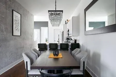 Hillsboro Village Rooftop Retreat With Views, Sleep 12 With Gourmet Kitchen, Smart Tvs & Garage, Walk To Vanderbilt, Pancake Pantry And Boutique Shopping, Minutes To Broadway, 12 South And The Parthenon, Perfect For Groups, 24hr Hospitality Holiday home Nashville