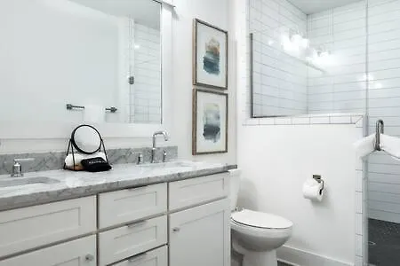 Hillsboro Village Rooftop Retreat With Views, Sleep 12 With Gourmet Kitchen, Smart Tvs & Garage, Walk To Vanderbilt, Pancake Pantry And Boutique Shopping, Minutes To Broadway, 12 South And The Parthenon, Perfect For Groups, 24hr Hospitality Holiday home Nashville