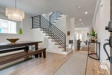 Holiday home Family In 12 South, Mins To Local Favorites, Screened In Porch, Walk To Shopping In 12 South, 10 Minutes To Broadway, Dedicated Parking, Perfect For Families, 24 Hr Hospitality