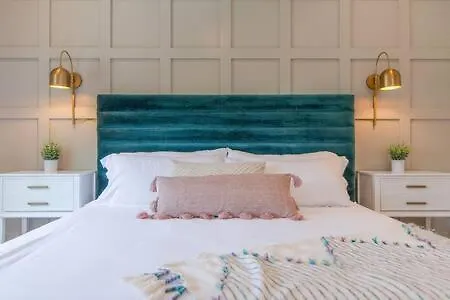 Holiday home Stylish East Nash Retreat, Walk To Local Favorites, Sleep 10 With Smart Tvs, Workspace & Fast Wifi, Attached Garage & Full Kitchen, Walk To Mas Tacos, Drive 10 Min To Downtown Broadway, 24 Hr Hospitality
