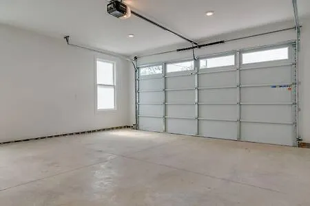Stylish East Nash Retreat, Walk To Local Favorites, Sleep 10 With Smart Tvs, Workspace & Fast Wifi, Attached Garage & Full Kitchen, Walk To Mas Tacos, Drive 10 Min To Downtown Broadway, 24 Hr Hospitality Nashville