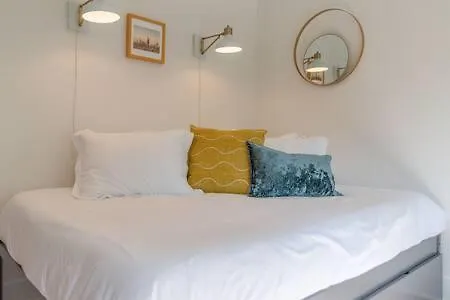 Stylish East Nash Retreat, Walk To Local Favorites, Sleep 10 With Smart Tvs, Workspace & Fast Wifi, Attached Garage & Full Kitchen, Walk To Mas Tacos, Drive 10 Min To Downtown Broadway, 24 Hr Hospitality Holiday home