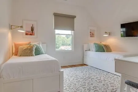Stylish East Nash Retreat, Walk To Local Favorites, Sleep 10 With Smart Tvs, Workspace & Fast Wifi, Attached Garage & Full Kitchen, Walk To Mas Tacos, Drive 10 Min To Downtown Broadway, 24 Hr Hospitality Holiday home