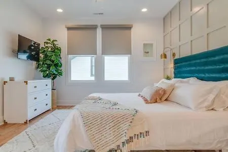 Stylish East Nash Retreat, Walk To Local Favorites, Sleep 10 With Smart Tvs, Workspace & Fast Wifi, Attached Garage & Full Kitchen, Walk To Mas Tacos, Drive 10 Min To Downtown Broadway, 24 Hr Hospitality