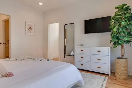 Stylish East Nash Retreat, Walk To Local Favorites, Sleep 10 With Smart Tvs, Workspace & Fast Wifi, Attached Garage & Full Kitchen, Walk To Mas Tacos, Drive 10 Min To Downtown Broadway, 24 Hr Hospitality * Nashville