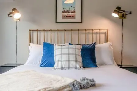 Comfy East For 10 Holiday home