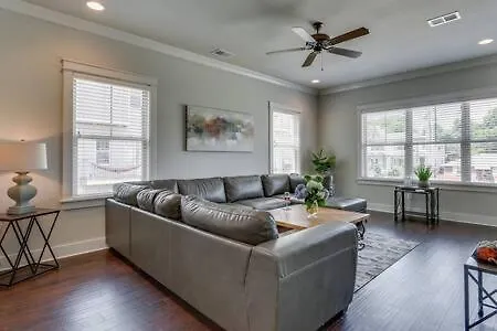Holiday home Elegant 4 King Belmont Retreat With 2 Living Walk To Belmont And Vanderbilt Near 12th South Music Row & The Gulch 2 Miles To Broadway Large Dining Table Smart Tvs Parking 24 Hr Hospitality