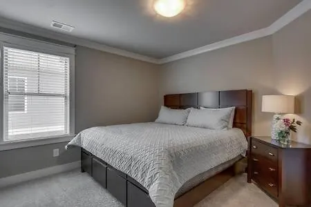 Holiday home Elegant 4 King Belmont Retreat With 2 Living Walk To Belmont And Vanderbilt Near 12th South Music Row & The Gulch 2 Miles To Broadway Large Dining Table Smart Tvs Parking 24 Hr Hospitality Nashville