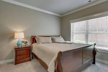 Holiday home Elegant 4 King Belmont Retreat With 2 Living Walk To Belmont And Vanderbilt Near 12th South Music Row & The Gulch 2 Miles To Broadway Large Dining Table Smart Tvs Parking 24 Hr Hospitality Nashville