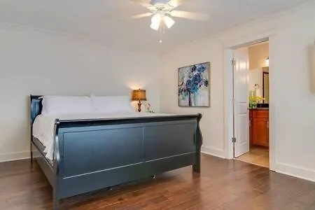 Modern 3 King Belmont Retreat With 2 Living Walk To Belmont & Vanderbilt Near Music Row The Gulch & 12th South 2 Miles To Broadway Large Dining Table Smart Tvs Parking 24 Hr Hospitality Holiday home