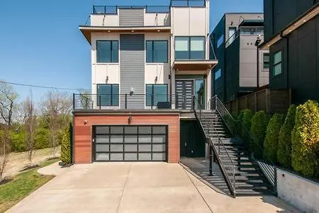 Skyline View Mansion, Hot Tub, Close To Downtown, Less Than 10 Mins To 5 Points And Broadway, 3 Spacious Suites, Workspace, Garage Spaces And Ample Parking, 24 Hr Hospitality