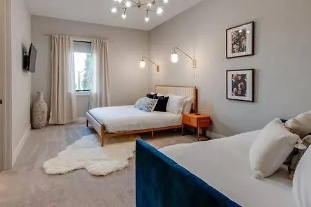 Holiday home Skyline View Mansion, Hot Tub, Close To Downtown, Less Than 10 Mins To 5 Points And Broadway, 3 Spacious Suites, Workspace, Garage Spaces And Ample Parking, 24 Hr Hospitality *