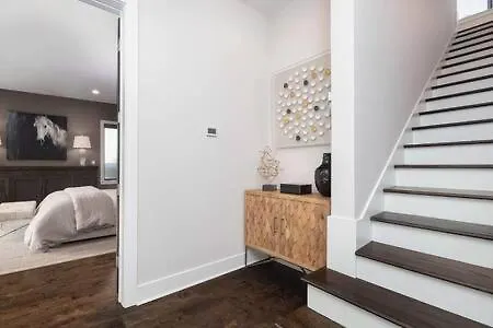 Skyline View Mansion, Hot Tub, Close To Downtown, Less Than 10 Mins To 5 Points And Broadway, 3 Spacious Suites, Workspace, Garage Spaces And Ample Parking, 24 Hr Hospitality