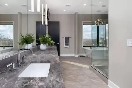 Holiday home Skyline View Mansion, Hot Tub, Close To Downtown, Less Than 10 Mins To 5 Points And Broadway, 3 Spacious Suites, Workspace, Garage Spaces And Ample Parking, 24 Hr Hospitality