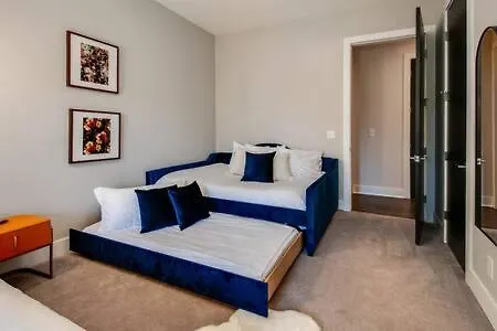 Skyline View Mansion, Hot Tub, Close To Downtown, Less Than 10 Mins To 5 Points And Broadway, 3 Spacious Suites, Workspace, Garage Spaces And Ample Parking, 24 Hr Hospitality