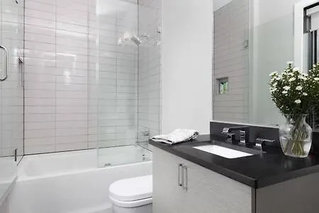 Skyline View Mansion, Hot Tub, Close To Downtown, Less Than 10 Mins To 5 Points And Broadway, 3 Spacious Suites, Workspace, Garage Spaces And Ample Parking, 24 Hr Hospitality Holiday home