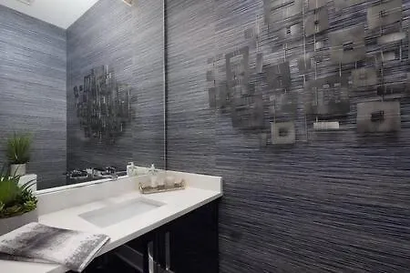 Skyline View Mansion, Hot Tub, Close To Downtown, Less Than 10 Mins To 5 Points And Broadway, 3 Spacious Suites, Workspace, Garage Spaces And Ample Parking, 24 Hr Hospitality Holiday home
