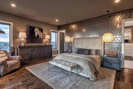 Skyline View Mansion, Hot Tub, Close To Downtown, Less Than 10 Mins To 5 Points And Broadway, 3 Spacious Suites, Workspace, Garage Spaces And Ample Parking, 24 Hr Hospitality Holiday home *