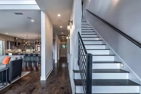 Skyline View Mansion, Hot Tub, Close To Downtown, Less Than 10 Mins To 5 Points And Broadway, 3 Spacious Suites, Workspace, Garage Spaces And Ample Parking, 24 Hr Hospitality Nashville