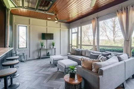 Skyline View Mansion, Hot Tub, Close To Downtown, Less Than 10 Mins To 5 Points And Broadway, 3 Spacious Suites, Workspace, Garage Spaces And Ample Parking, 24 Hr Hospitality *
