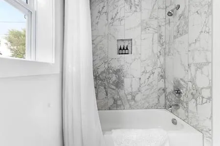 The Brooks House - 6 Mins To Broadway, Firepit Holiday home Nashville