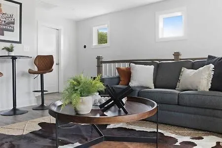 The Brooks House - 6 Mins To Broadway, Firepit Holiday home Nashville