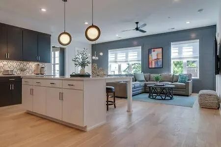 Roomy 1-level Near Vanderbilt With Parking, 1 Story, Secure Parking, Patio 3 Miles To Broadway Holiday home