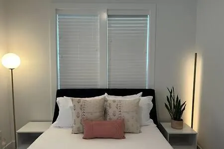 Hall House - Stunning With Beautiful Rooftop! Holiday home *