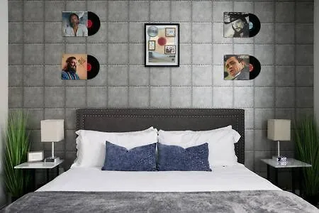 The Lyric - City Views With Iconic Memorabilia Holiday home