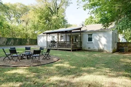1-story Home, Fenced Yard, Grill, Firepit, Parking, Sleeps 10, Pet-friendly, Smart Tvs, 10 Mins To Nissan Stadium & Five Points, Cozy Bedrooms, Outdoor Fun, Perfect For Families & Groups Holiday home
