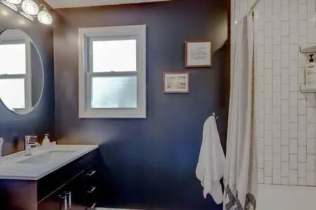 Holiday home 1-story Home, Fenced Yard, Grill, Firepit, Parking, Sleeps 10, Pet-friendly, Smart Tvs, 10 Mins To Nissan Stadium & Five Points, Cozy Bedrooms, Outdoor Fun, Perfect For Families & Groups