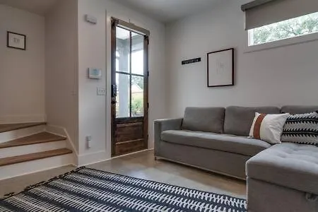 Holiday home Stylish East Nash Townhouse, Walk To Favorite Eats, Cozy Den, Workspace, Smart Tvs And Fast Wifi, Full Kitchen, Garage And 24 Hr Hospitality, Near Mas Tacos, Rosepepper And Five Points, 10 Min To Broadway Nashville