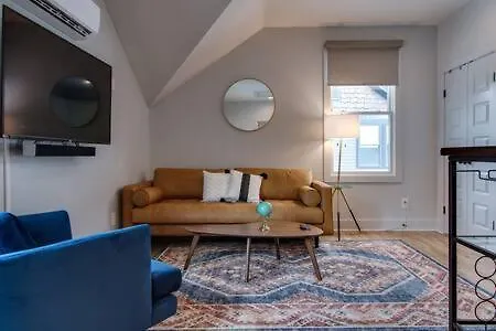 Holiday home Modern East Townhome & Garage *