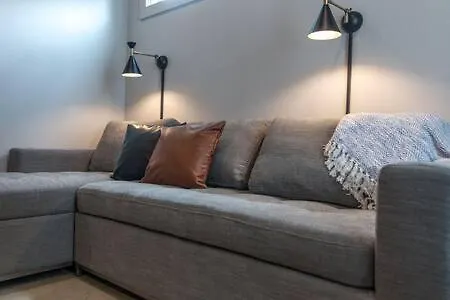 Holiday home Modern East Townhome & Garage *