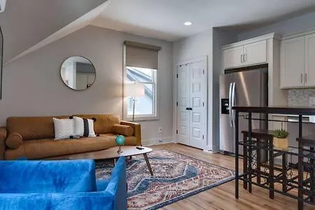Modern East Townhome & Garage Holiday home