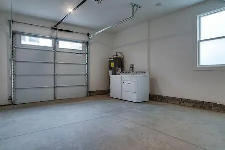 Holiday home Modern East Retreat, Walk To Local Faves, Cozy Living Space, Smart Tvs & Fast Wifi, Full Kitchen, Garage & Workspace, Steps To Mas Tacos & Rosepepper, 10 Min To Broadway & Nissan Stadium, 24 Hr Hospitality Nashville