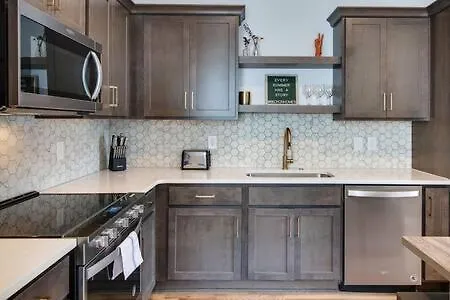 Holiday home Modern East Retreat, Walk To Local Faves, Cozy Living Space, Smart Tvs & Fast Wifi, Full Kitchen, Garage & Workspace, Steps To Mas Tacos & Rosepepper, 10 Min To Broadway & Nissan Stadium, 24 Hr Hospitality Nashville