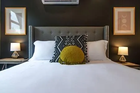 Modern East Retreat, Walk To Local Faves, Cozy Living Space, Smart Tvs & Fast Wifi, Full Kitchen, Garage & Workspace, Steps To Mas Tacos & Rosepepper, 10 Min To Broadway & Nissan Stadium, 24 Hr Hospitality Holiday home *