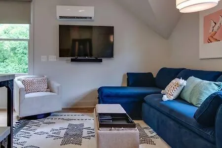 Townhouse - Walk To Food, Near Downtown!