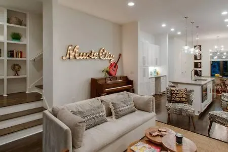Modern 3br With Garage, Rooftop, Hot Neighborhood 10 Mins To Broadway, 24 Hour Hospitality Team, Perfect For Groups Holiday home Nashville