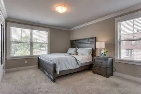 Spacious 4 King Belmont 2 Living Walk To Belmont & Vanderbilt Large Dining Table Smart Tvs Parking 24 Hr Hospitality Near Music Row & The Gulch 2 Miles To Broadway Nashville