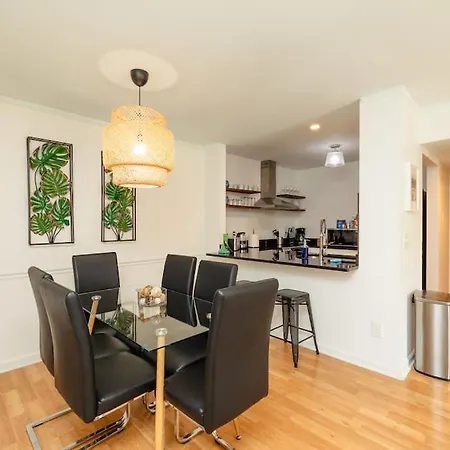 Modern 2br With Optional Parking Near Vanderbilt & Music Row, Walk To Centennial Park & Mins To Broadway Nashville